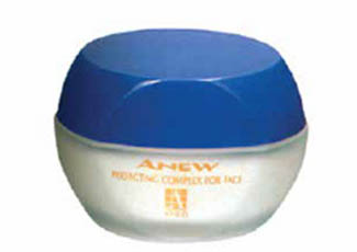 1992: Avon es la primera empresa en llevar tecnología antienvejecimiento (AHA) al mercado masivo
